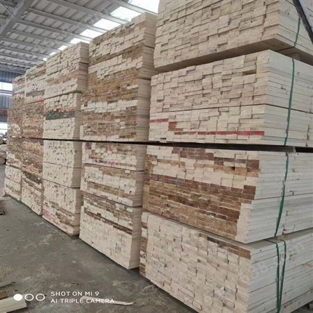亿展木业 白松建筑木方工地支模方木条 户外木材加工厂